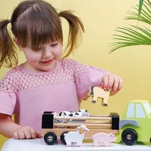 Traktor i trä med djur och släp