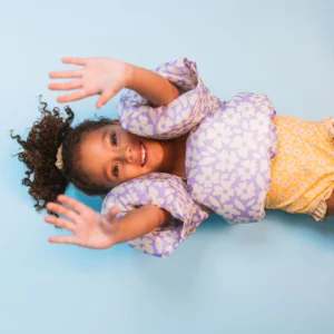 Kort Simväst med armpuffar - lila med vita blommor