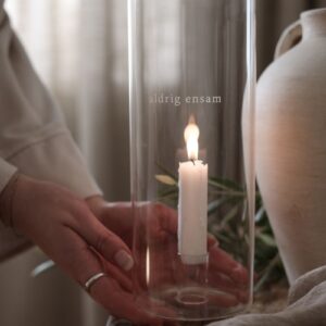 Ljuslykta i glas för kronljus - aldrig ensam - majas cottage