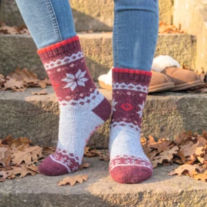 Ullstrumpor Nordic Snowflake – Blå/Vinröd, Storl. 36-40